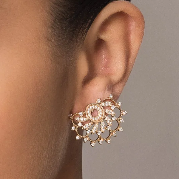 BRINCO MEIA FLOR DE LOTUS BANHADO A OURO 18K COM ZIRCONIAS3